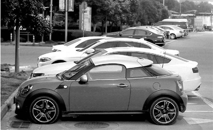 违章停车然后车被刮了有责任吗,违规停车导致他人受伤该怎么赔