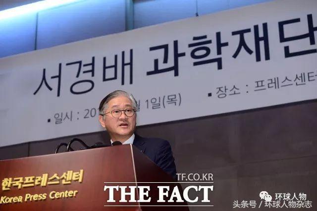 这个中年大叔开会擦指甲油，在家涂口红，还靠此成为亿万富翁