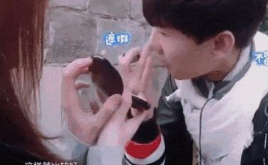 这个中年大叔开会擦指甲油，在家涂口红，还靠此成为亿万富翁