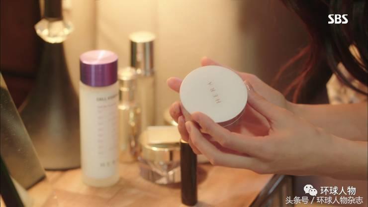 这个中年大叔开会擦指甲油，在家涂口红，还靠此成为亿万富翁