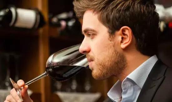 如何通过标签鉴别红酒 (从标签上如何鉴别红酒的好坏)