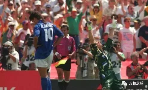 足球球场上的感人瞬间,球场上的感人瞬间放弃射门