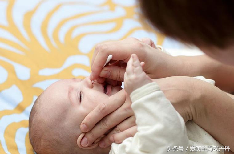 小宝宝鼻子内有鼻屎需要抠出来么,宝宝有鼻屎很硬正确清理方法