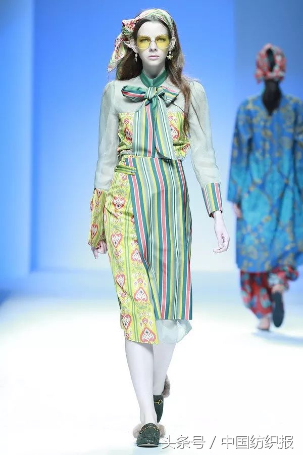 雅莹独爱东方意韵，“艾德莱斯出天山”尽显异域风情