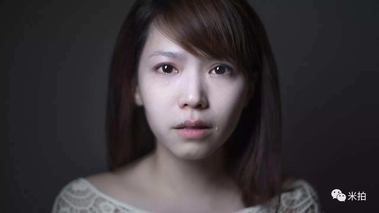 他把500个女孩惹哭了，然后拍了张照