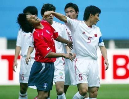 李玮峰与李东国的对抗,李玮锋一人单挑三个韩国球员