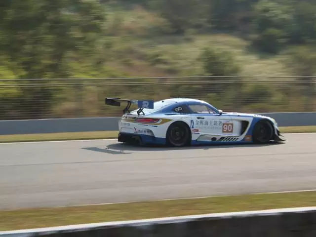 耐力赛绝非无休止地“画圈”,而是用轮胎来拓宽的哲学