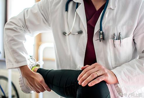 老年人膝盖疼痛的原因和治疗方法,膝盖疼痛的原因和解决方法