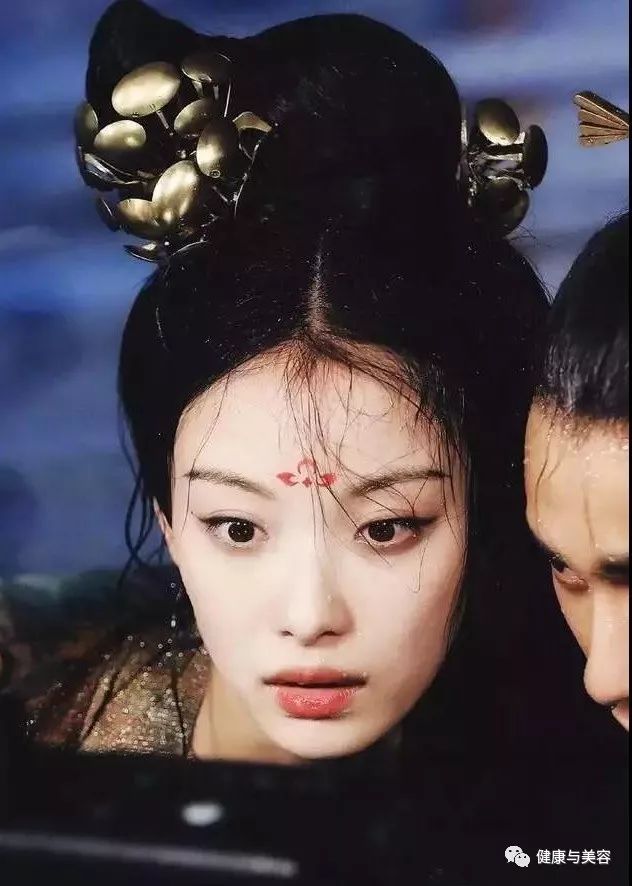 《凰权》剧照曝光,get一个极美的倪妮式温雅淡妆!