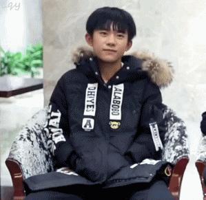 千玺买新鞋舍不得踩,小心翼翼的样子真逗,这么贵的鞋是该保护好