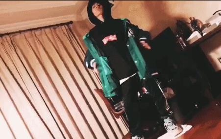 易烊千玺秀新球鞋好嘚瑟，然而小心机却被粉丝一眼看穿，太可爱了