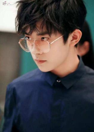 易烊千玺秀新球鞋好嘚瑟，然而小心机却被粉丝一眼看穿，太可爱了