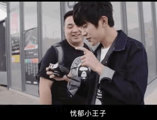 千玺买新鞋舍不得踩,小心翼翼的样子真逗,这么贵的鞋是该保护好