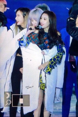 善美冷到嘴唇发紫EXID哈妮「一把抱住」帮保暖！男友力爆发