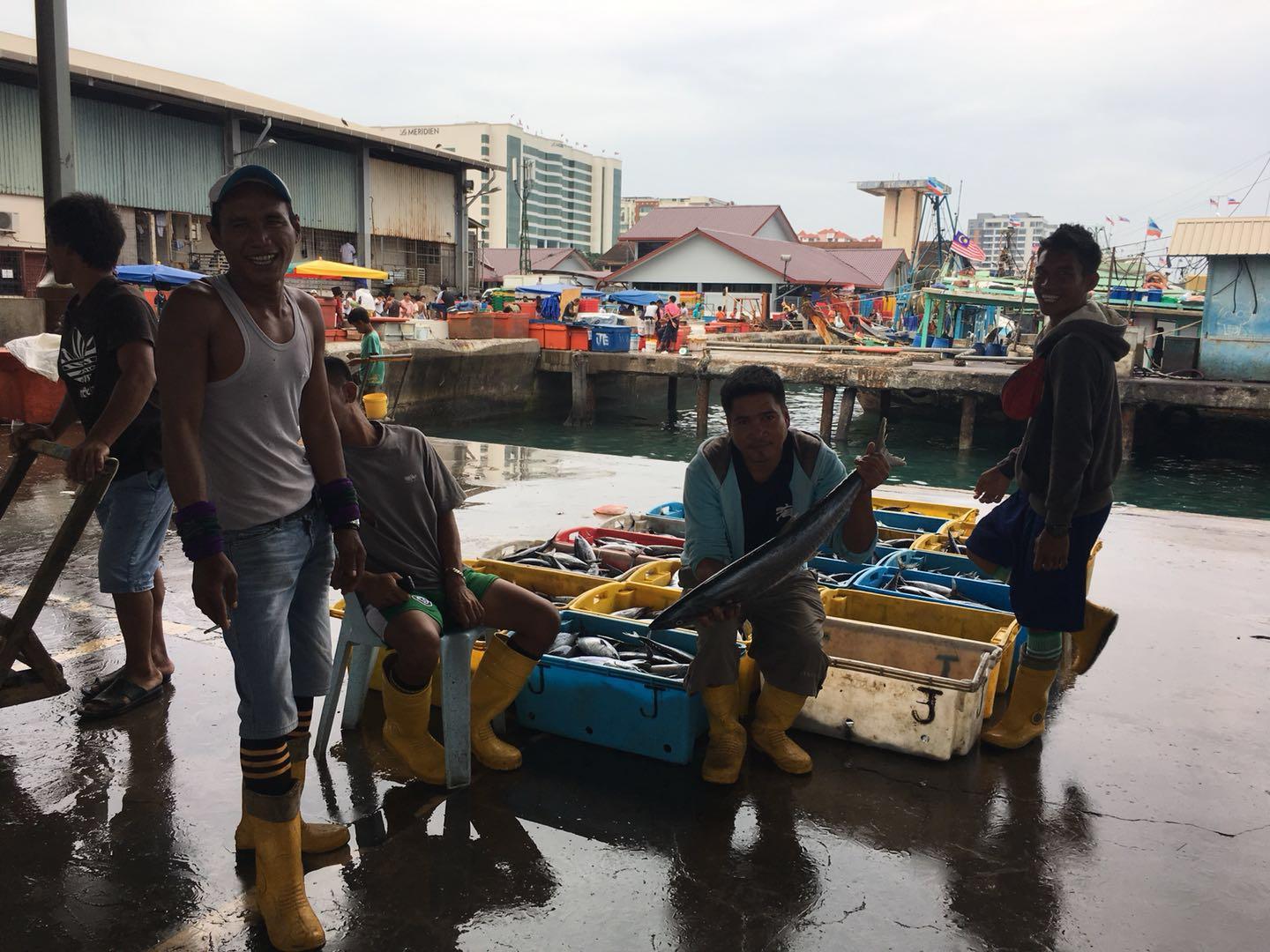 在马来西亚的沙巴码头，中国女生很受欢迎