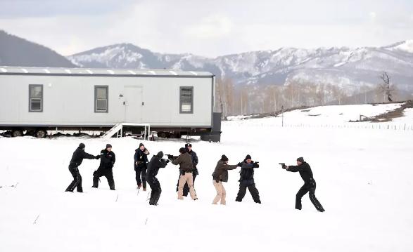 女警员与捕猎者共同调查少女死亡案，年度极具暗黑风格的一部影片