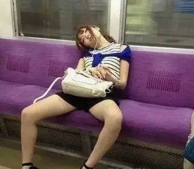 看见他们这样，最好的办法就是拿起砖头进攻