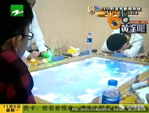 杭州转塘一商场里，多个男的偷偷摸摸在“暗门”里，他们在干嘛？