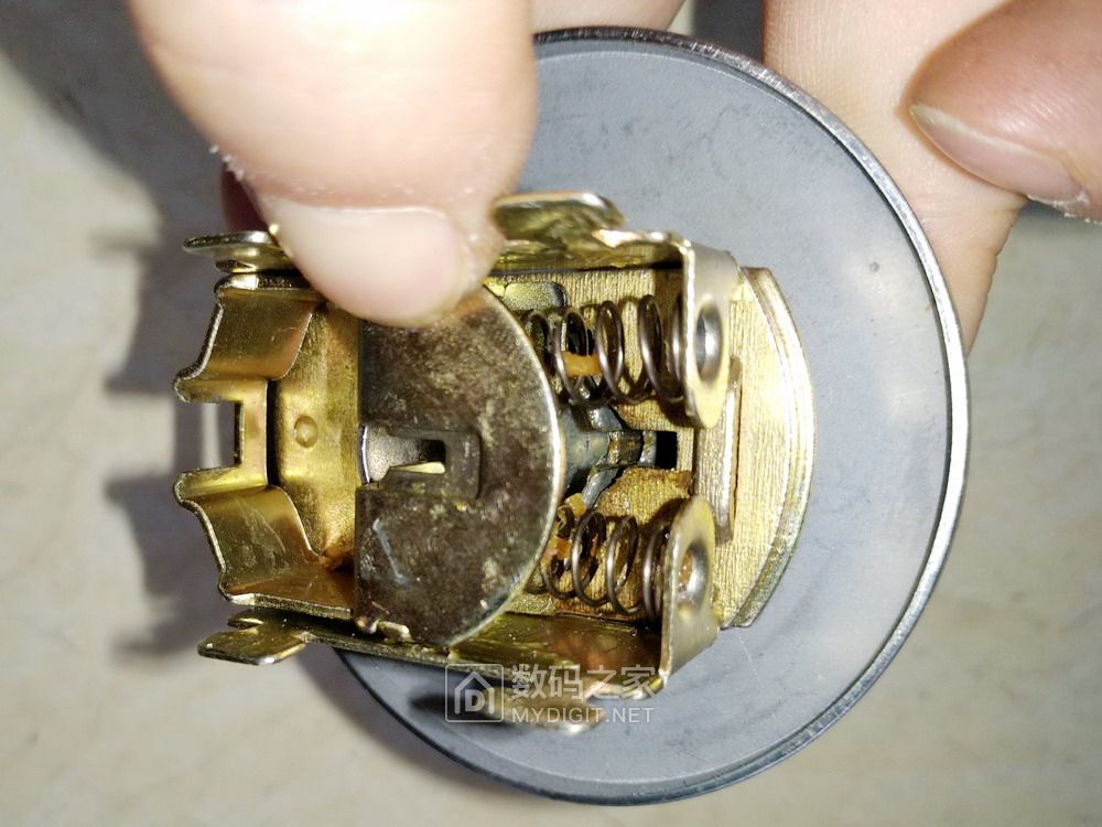 球形锁坏了怎么从木门上拆下来,室内门球形锁怎么拆