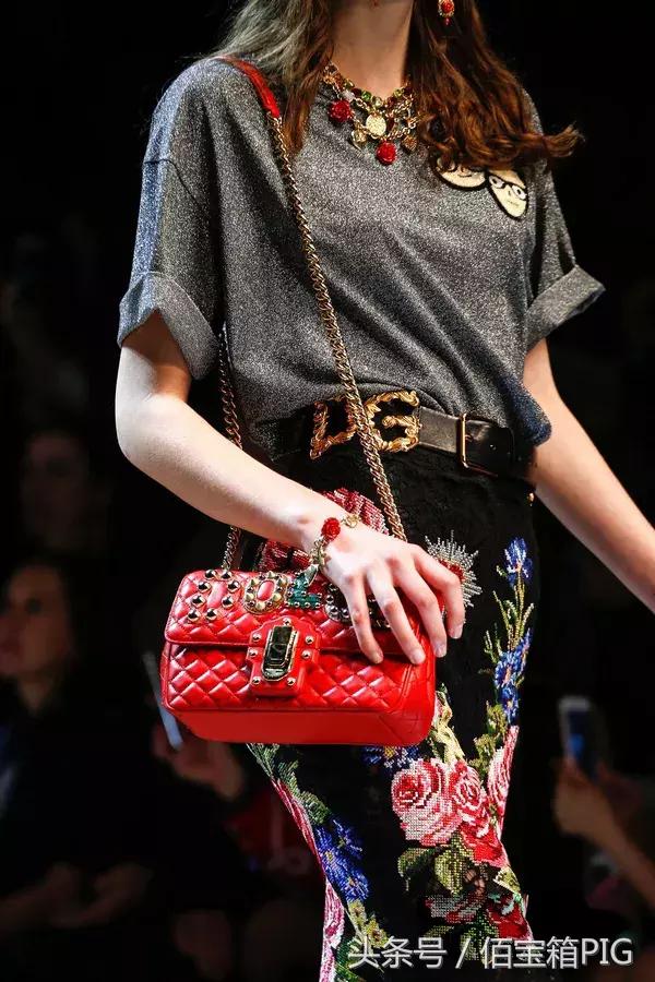 今年最火的包包正品,当下最火的爆款包包