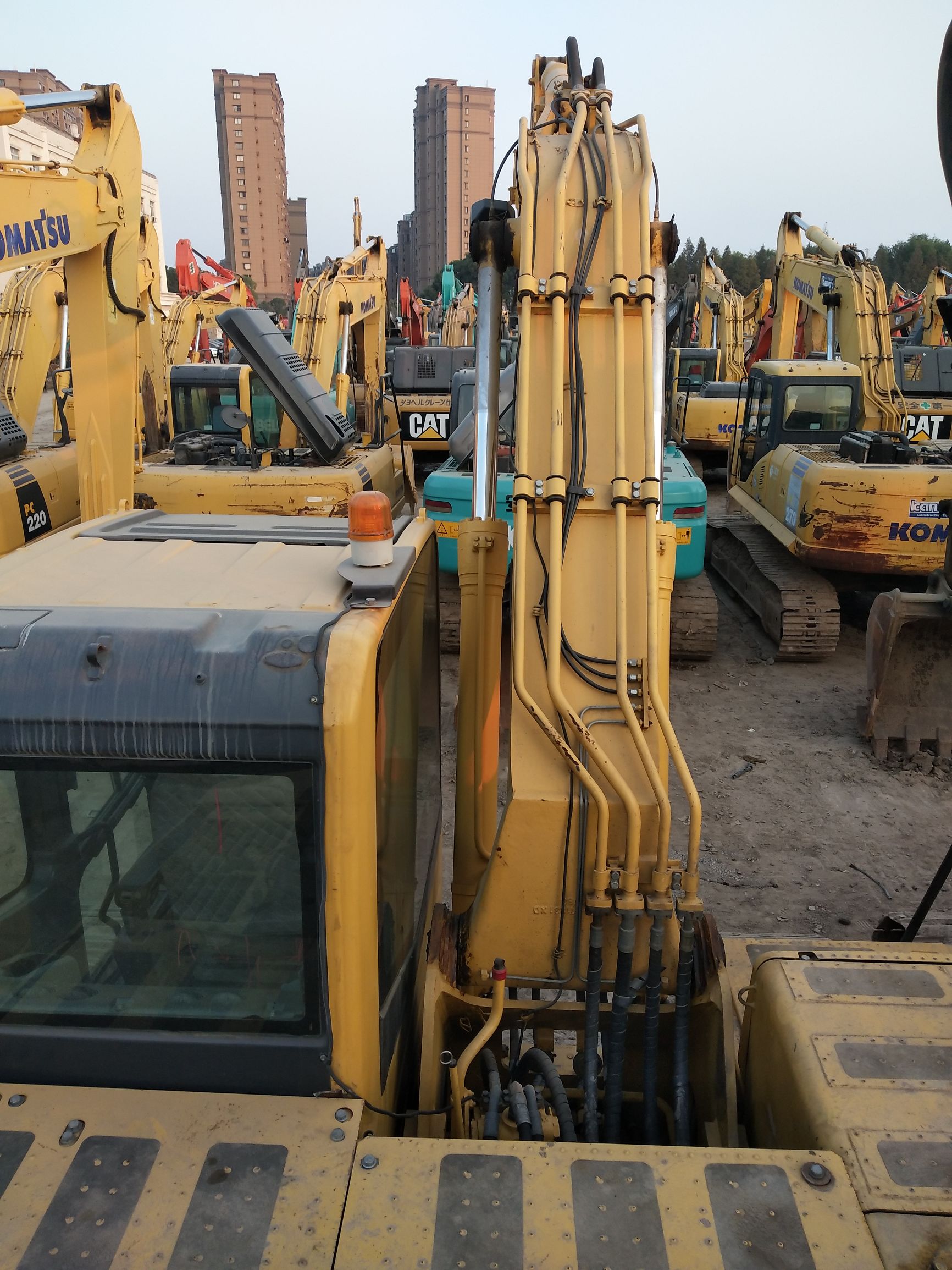 广州个人二手小松220挖掘机多少钱,18年二手小松挖掘机大概多少钱