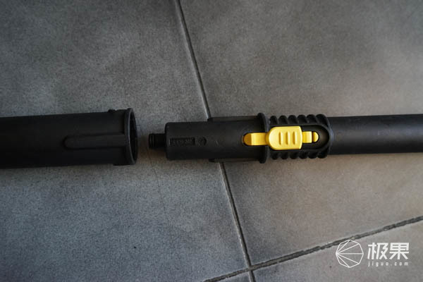 地板上粘东西了怎么弄掉,地板上粘了水泥怎么办