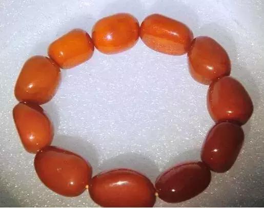 藏区老蜜蜡极品鸡油黄,鸡油老蜜蜡用紫光灯打是什么颜色