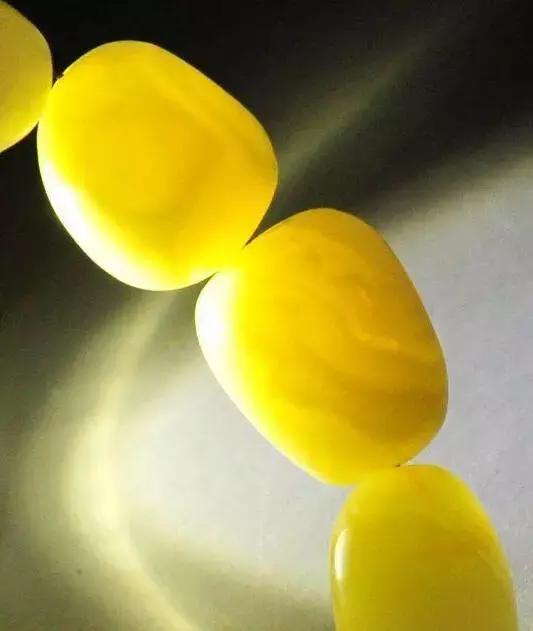 藏区老蜜蜡极品鸡油黄,鸡油老蜜蜡用紫光灯打是什么颜色