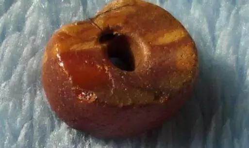 藏区老蜜蜡极品鸡油黄,鸡油老蜜蜡用紫光灯打是什么颜色