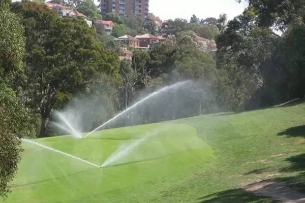 高尔夫球场浇的是什么水,高尔夫球场用什么水灌溉