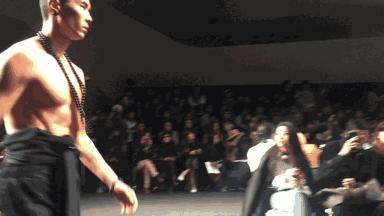 韩国街拍高清时装秀,韩国时装周街拍情侣