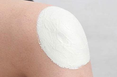 膝盖上黑黑的东西怎么去除,膝盖黑黑的洗不掉是什么原因