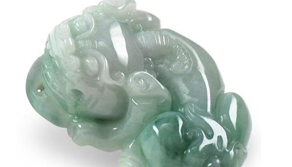 佩戴翡翠貔貅好还是和田玉貔貅好,佩戴朱砂貔貅需要给貔貅开眼吗