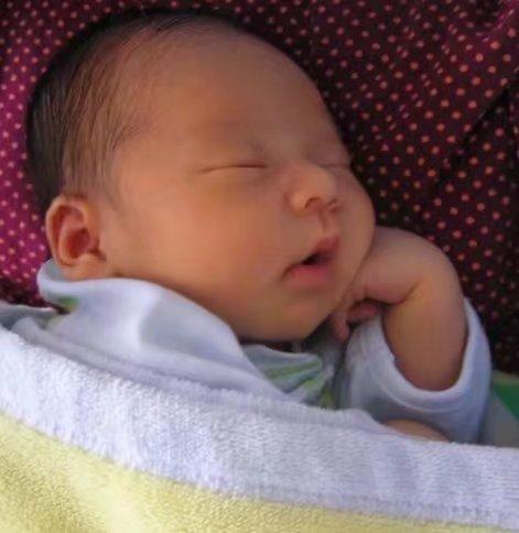 新生儿必须要枕枕头吗,新生儿要不要睡婴儿枕