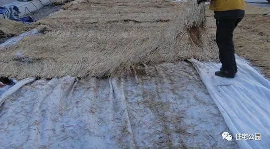 冬天0-10度混凝土要浇水养护吗,冬天混凝土浇筑24小时后要浇水吗