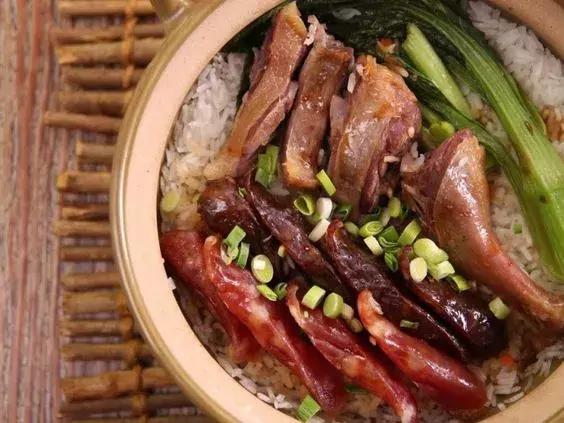 据说好的煲仔饭里的米饭啊,比肉还香!