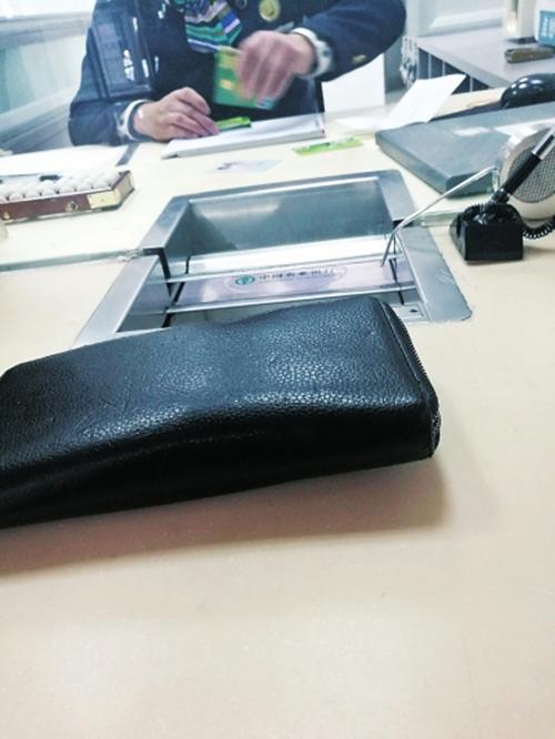 卡被取款机吞了会被人拿去吗,卡被atm机吞了怎么自助取卡