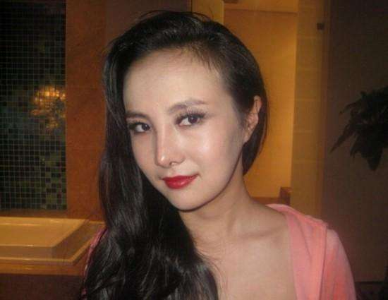 干露露陪父母喝早茶,细节处见孝顺