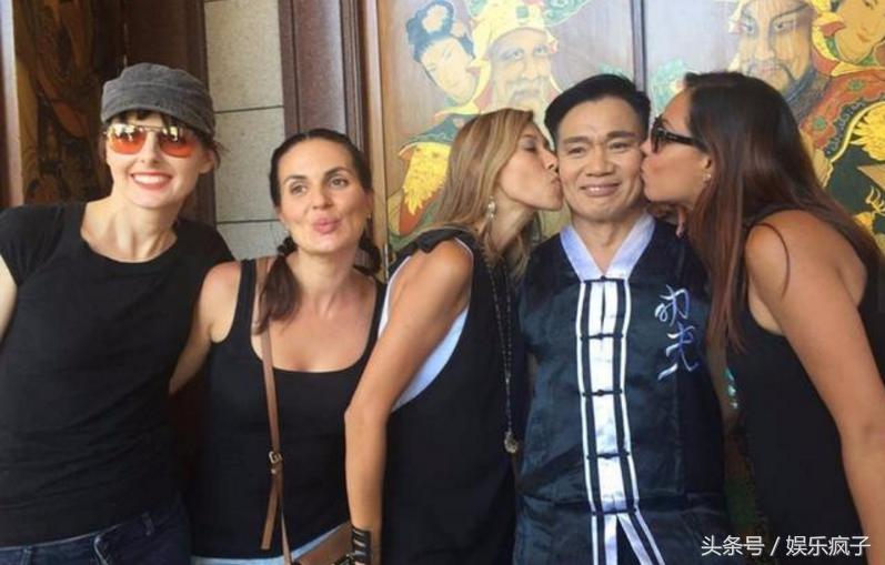 13岁习武,跑了三十多年龙套,如今在美国被金发女郎献吻演主角