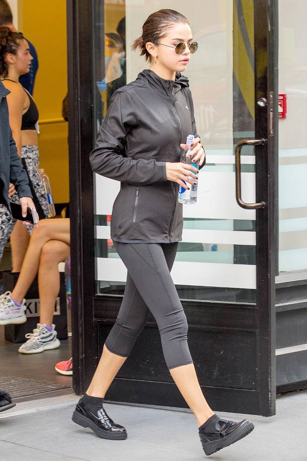 穿瑜伽服上街的照片,穿着瑜伽裤走在大街上什么心理