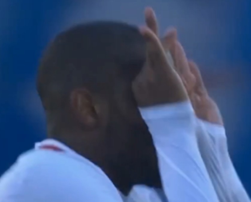 拉维奇第二次丢点球,拉维奇凌空打门