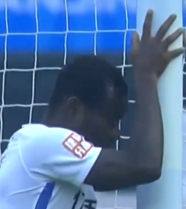 拉维奇第二次丢点球,拉维奇凌空打门