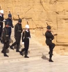 泡菜韩国的设计真是看不懂，这样的黑毛衣竟被穿出不是凡人的感觉