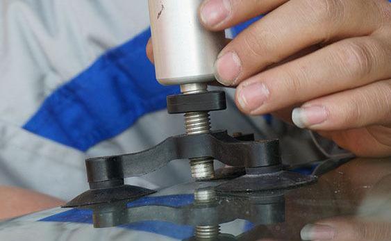 挡风玻璃被石子打裂有刮痕？4S店里套路深！教你一招，快速搞定