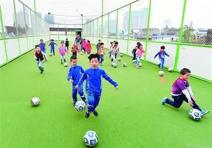 新鲜事｜会玩！为了给孩子们找踢球场地，他们打起了屋顶的主意