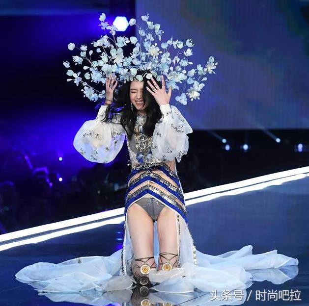 奚梦瑶维密秀摔倒原因,奚梦瑶维密秀摔倒下台哭