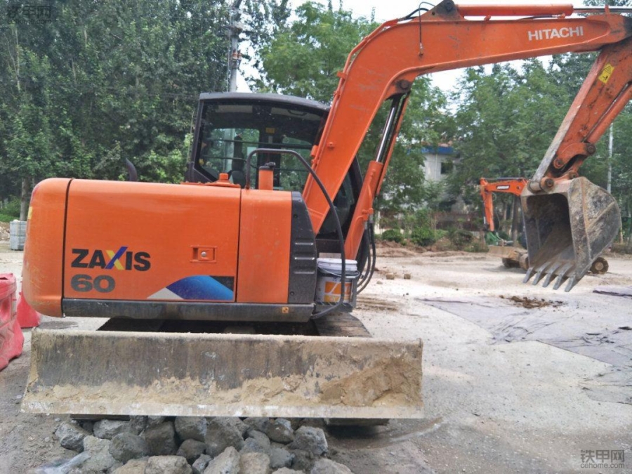 日立挖掘机1200小时使用报告,日立60挖掘机动作慢