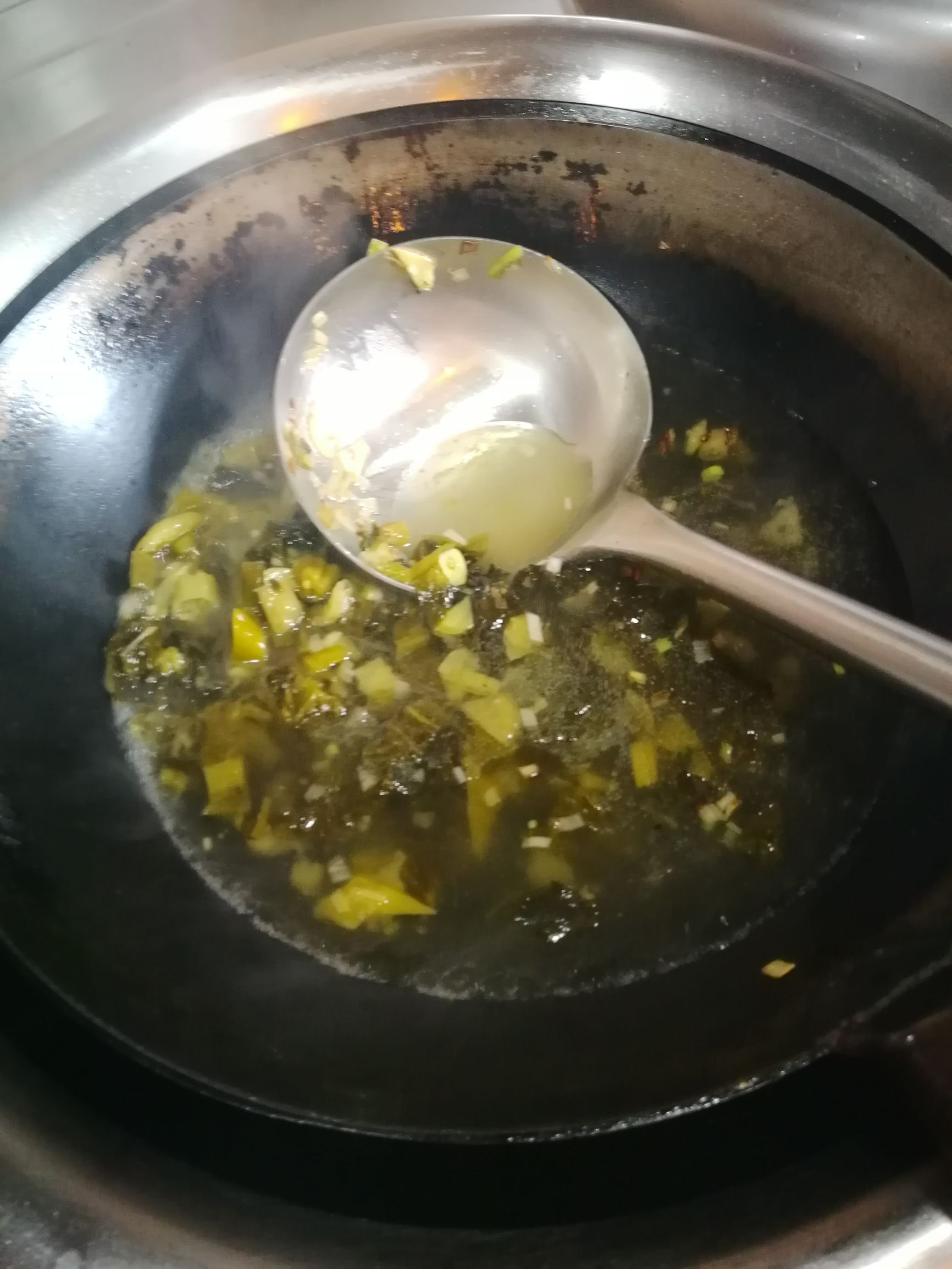 正宗酸菜鲈鱼的做法步骤视频,鲈鱼酸菜水煮鱼片的家常做法