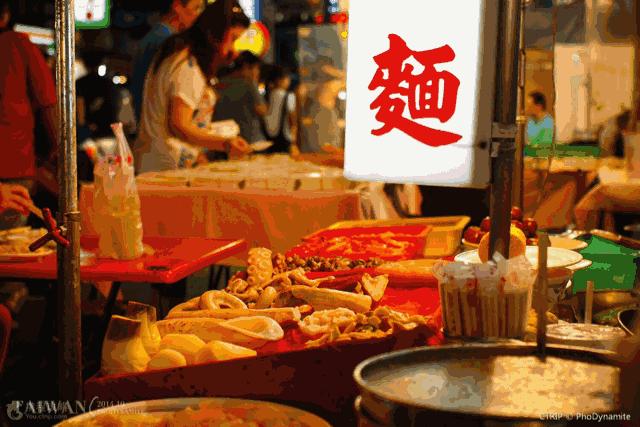 各位吃货请注意,由台北开往高雄的“逛吃”号列车即将发车!