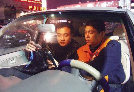 代驾碰瓷新骗术揭秘手机摔坏,代驾碰瓷骗局车主报警处理后续